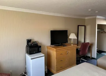 Travelodge by Wyndam Chetwynd hotel thumbnail 7