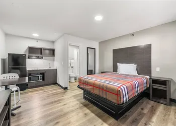 Southern Suites Forest Park hotel thumbnail 3