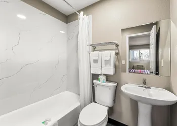 Southern Suites Forest Park hotel thumbnail 6