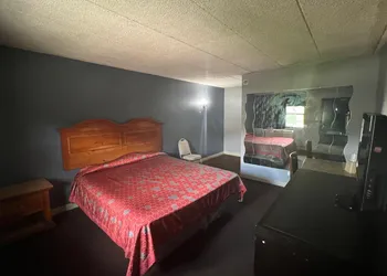 Capital O Empire Motel Chicago I-94 hotel thumbnail 5