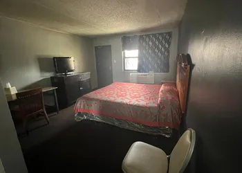 Capital O Empire Motel Chicago I-94 hotel thumbnail 6