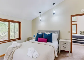 Poconos Hideaway - Woods & Wildlife hotel thumbnail 5