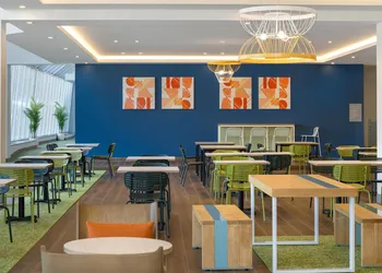 Spark By Hilton Montreal Midtown hotel thumbnail 2