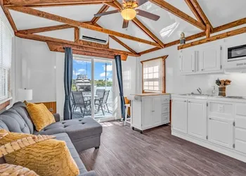 Aqua Lodges at Key Colony hotel thumbnail 3