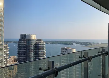 12 York by CN tower hotel thumbnail 5