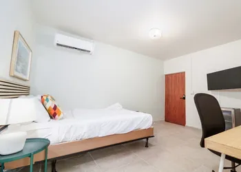Room 1 - Stylish Accessible Suite hotel thumbnail 4