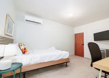 Room 1 - Stylish Accessible Suite hotel thumbnail 4