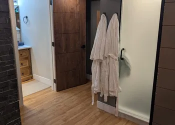 Beamsville Rustic Modern Suites hotel thumbnail 5