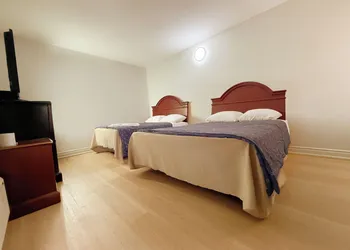 Idlewood Inn hotel thumbnail 6