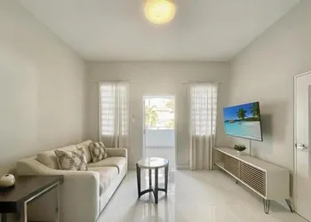 Stunning 3-Bedroom Beachside Apartment hotel thumbnail 3