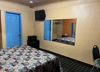 Deluxe Inn Motel hotel thumbnail 5
