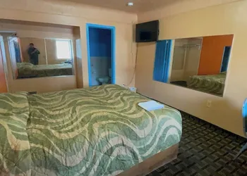 Deluxe Inn Motel hotel thumbnail 7
