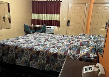 Deluxe Inn Motel hotel thumbnail 3