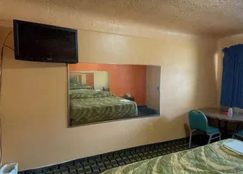 Deluxe Inn Motel hotel thumbnail 4