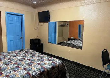 Deluxe Inn Motel hotel thumbnail 5