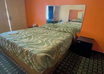 Deluxe Inn Motel hotel thumbnail 6