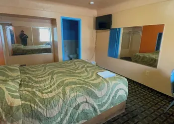 Deluxe Inn Motel hotel thumbnail 7