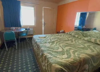 Deluxe Inn Motel hotel thumbnail 8