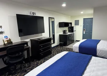 Lakeside Inn & Suites hotel thumbnail 6