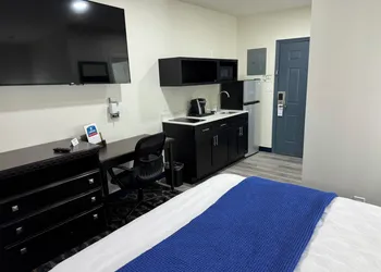 Lakeside Inn & Suites hotel thumbnail 7