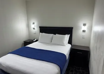 Lakeside Inn & Suites hotel thumbnail 8