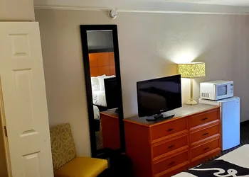 Days Inn by Wyndham Gainesville University I-75 hotel thumbnail 5