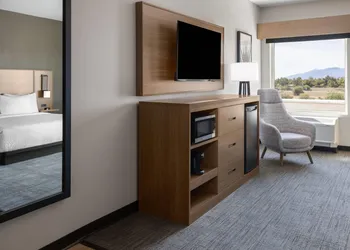 La Quinta Inn & Suites by Wyndham Phoenix West / Glendale hotel thumbnail 4