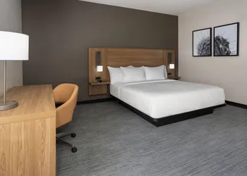La Quinta Inn & Suites by Wyndham Phoenix West / Glendale hotel thumbnail 5