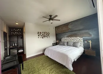 The Guesthouse at The Lonely Oak hotel thumbnail 2