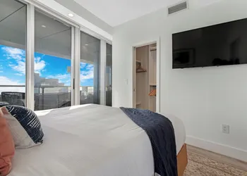 2-Story Brickell Penthouse Free Parking hotel thumbnail 3