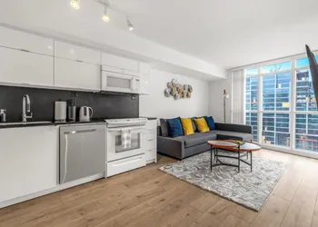 Toronto Harbour Suites hotel thumbnail 7
