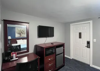 Chaplin Inn & Suites hotel thumbnail 3
