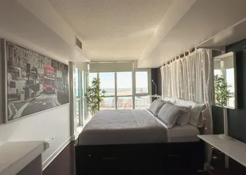 Lux Lakeview Suite CNTower Free Parking hotel thumbnail 2