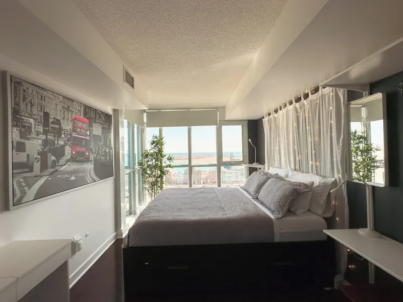 Lux Lakeview Suite CNTower Free Parking hotel detail image 2