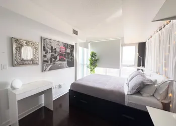 Lux Lakeview Suite CNTower Free Parking hotel thumbnail 3