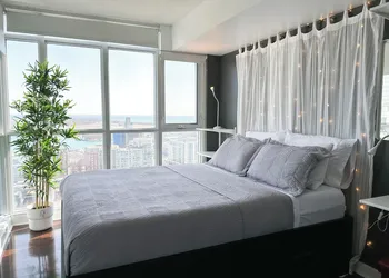 Lux Lakeview Suite CNTower Free Parking hotel thumbnail 5