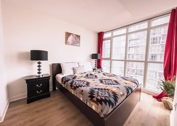 Lux Lakeview Suite CNTower Free Parking hotel thumbnail 6