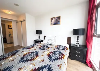 Lux Lakeview Suite CNTower Free Parking hotel thumbnail 7