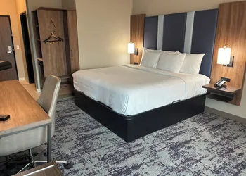 La Quinta Inn & Suites by Wyndham Athens I-65 hotel thumbnail 6
