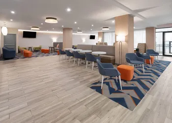 La Quinta Inn & Suites By Wyndham Queens NYC/JFK AirTrain hotel thumbnail 4