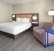 La Quinta Inn & Suites By Wyndham Queens NYC/JFK AirTrain hotel detail image 7