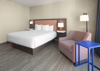 La Quinta Inn & Suites By Wyndham Queens NYC/JFK AirTrain hotel thumbnail 7
