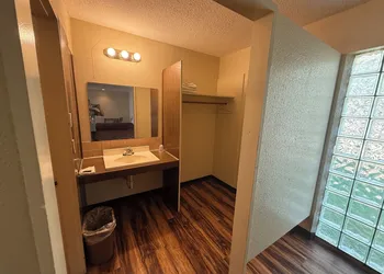 Economy Inn hotel thumbnail 7