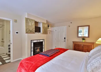 The Birch Ridge: American Classic Room #7 - King Suite In Killington. Hot Tub. 1 Bedroom Home hotel thumbnail 2