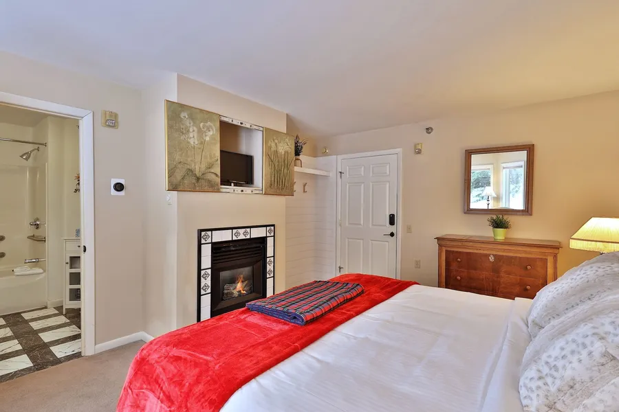 The Birch Ridge: American Classic Room #7 - King Suite In Killington. Hot Tub. 1 Bedroom Home hotel detail image 2