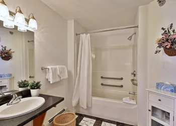 The Birch Ridge: American Classic Room #7 - King Suite In Killington. Hot Tub. 1 Bedroom Home hotel thumbnail 6