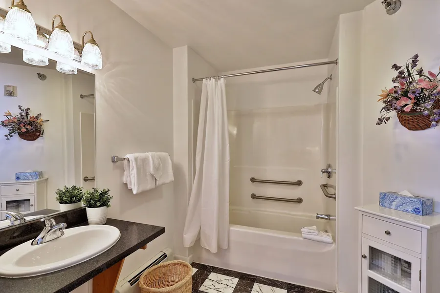 The Birch Ridge: American Classic Room #7 - King Suite In Killington. Hot Tub. 1 Bedroom Home hotel detail image 6