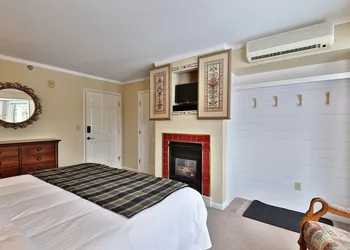 The Birch Ridge: English Gentleman's Room #9 - King Suite In Killington, Vermont. Hot Tub. 1 Bedroom Home hotel thumbnail 2
