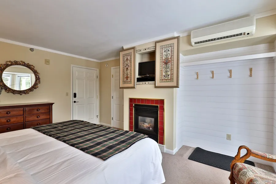 The Birch Ridge: English Gentleman's Room #9 - King Suite In Killington, Vermont. Hot Tub. 1 Bedroom Home hotel detail image 2