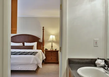 The Birch Ridge: English Gentleman's Room #9 - King Suite In Killington, Vermont. Hot Tub. 1 Bedroom Home hotel thumbnail 3
